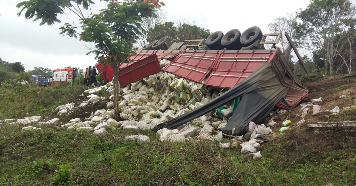 G Carreta Carregada De Arroz Tomba Na Ba E Quatro Pessoas Ficam