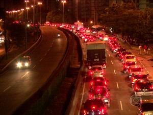 Autoestrada Lagoa-Barra teve trânsito &#39;parado&#39; durante temporal de quinta-feira (16) (Foto: Reprodução/TV Globo)
