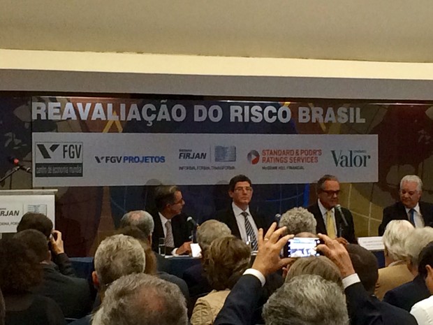 O ministro da Fazenda, Joaquim Levy (centro) em evento no Rio nesta segunda-feira (23) (Foto: Cristiane Caoli/G1)