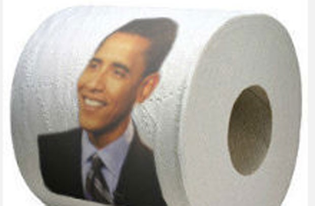 Clint Pierce foi demitido por colocar um rolo de papel higiênico que trazia o rosto do presidente americano, Barack Obama. (Foto: Reprodução)
