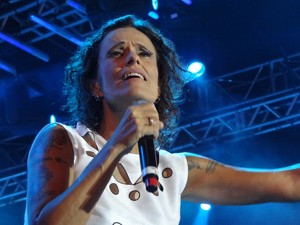 "Vim para cá para ver vocês e para ver o Lenine, nao perco ele por nada", falou Zélia Duncan (Foto: Katherine Coutinho/G1)