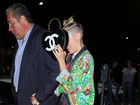 De chinelo, Miley Cyrus deixa estúdio na Califórnia