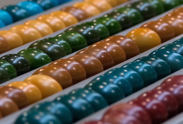 Ovos de galinha cozidos e coloridos são presentes de Páscoa na Áustria (Foto: Joe Klamar/AFP)