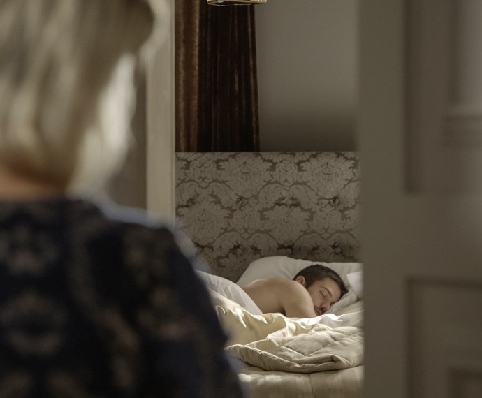 Cheia de má intenções, Belisa interrompe o sono de Dante (Foto: TV Globo)