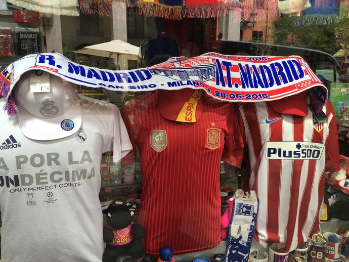 Camisas de Real Madrid e Atlético de Madrid (Foto: Claudia Garcia/GloboEsporte.com)
