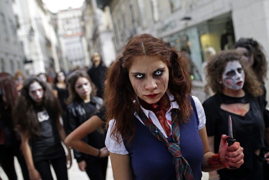 Grupo de jovens se vestem como vampiros e zumbis para desfile de Halloween, no centro de Lisboa, Portugal