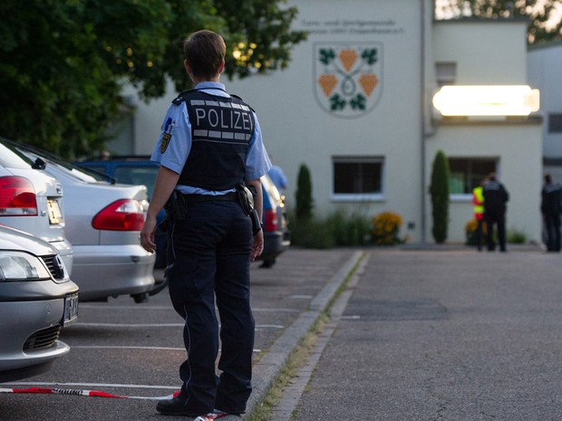 Pelo menos três pessoas morreram e outras cinco ficaram feridas nesta terça-feira (20) à noite no sul da Alemanha (Foto: Uwe Anspach/AP)