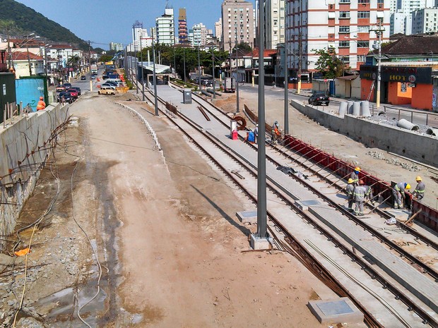 Obras do Veículo Leve sobre Trilhos (VLT) em São Vicente, SP (Foto: Ivair Vieira Jr/G1)