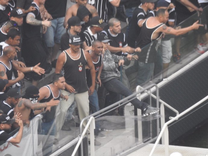 Membros de organizada do Timão entram em confronto com policiais