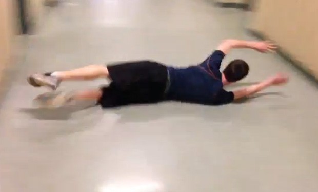 Chris Bell se tornou famoso ao ser flagrado 'nadando' em corredor (Foto: Reprodução/YouTube/cpugs7)