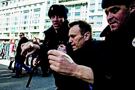 CRUZADO O opositor Alexei Navalny, ao ser preso numa manifestação no ano passado.  Ele atraiu a imaginação de  muitos jovens russos com denúncias contra a corrupção do Kremlin (Foto: Evgeny Feldman/Afp)