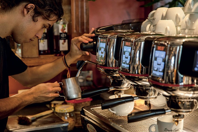 Barista prepara café no Santo Grão da Rua Oscar Freire (Foto: Fabiano Accorsi)