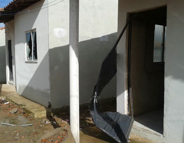 Portas e janelas foram destruídas pelos ocupantes do residencial do programa Minha Casa, Minha Vida. (Foto: Douglas Pinto/TV Mirante)