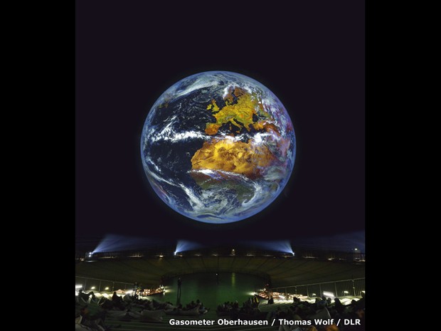 O ponto principal da exposição é uma projeção gigante da Terra. Composta por imagens em alta resolução feita por satélites, a imagem vai mostrar a atmosfera do planeta - as mudanças do dia para noite e de uma estação para outra (Foto: Thomas Wolf/DLR)