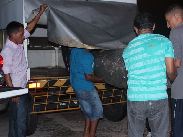 Chegada do corpo no Aeroporto Petrônio Portela foi acompanhada por familiares (Foto: Patrícia Andrade/G1)