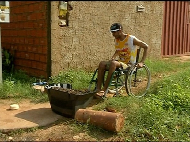 Famíla preserva caminho do cadeirante colocando obstáculos (Foto: Reprodução/TV Anhanguera)