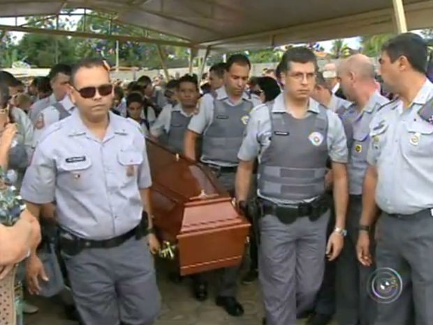 Emoção e honrarias marcam enterro de PM morto em emboscada em Sorocaba (Foto: Reprodução/TV TEM)