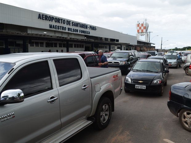 Fila tripla se forma em frente ao aeroporto em horários de chegada e saída de voos (Foto: Luana Leão/G1)