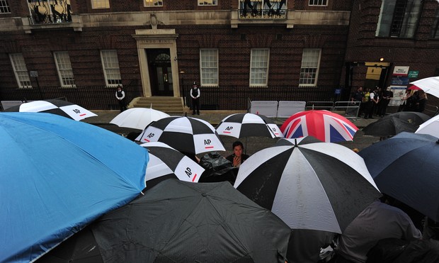 Imprensa na porta do hospital em Londres (Foto: Agência/ AFP)