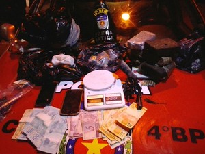 Drogas, dinheiros e arma foram apreendidos com os suspeitos (Foto: Ascom/MP)