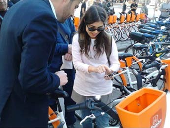 Usuários começam a testar as bicicletas (Foto: Marcos Pacheco/Agência RBS)