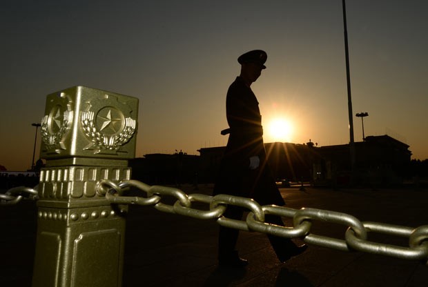 Paramilitar patrulha a Praça da Paz Celestial, em Pequim, nesta terça-feira (12) (Foto: Mark Ralston/AFP)