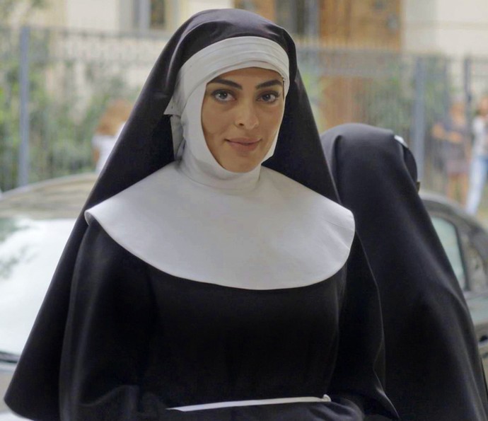 Hugo vê Carolina no lugar de uma freira (Foto: TV Globo)