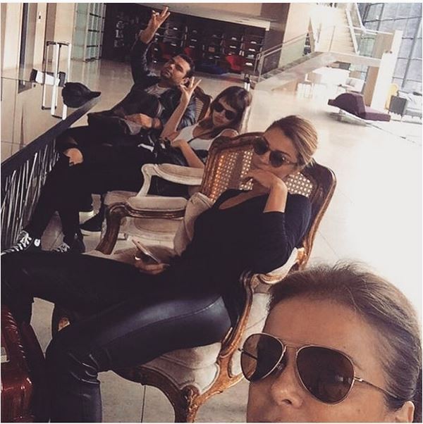 Grazi Massafera posta foto com cara de cansada ao lado de Agatha Moreira, o maquiador Everson Rocha e a assessora Márcia Marbá (Foto: Reprodução/Instagram)