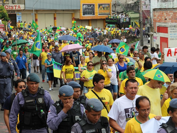 Grupos percorreram ruas de Manaus  (Foto: Luis Henrique Oliveira/G1 AM)