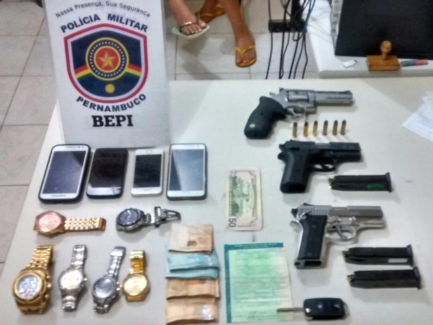 Armas, dólares, celulares e relógios foram encontrados com os suspeitos (Foto: Divulgação/Polícia Militar)