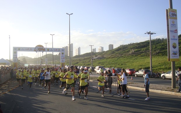 Corredores na largada da Corrida 400 anos de São Luís, na Avenida Litorânea, neste domingo (Foto: Zeca Soares/Globoesporte)