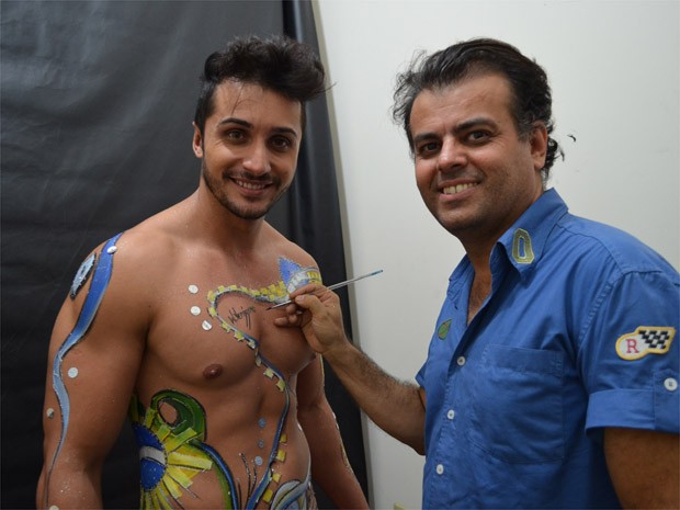 O modelo Caio Urban e o artista plástico W. Veríssimo (Foto: Rodolfo Tiengo/G1)