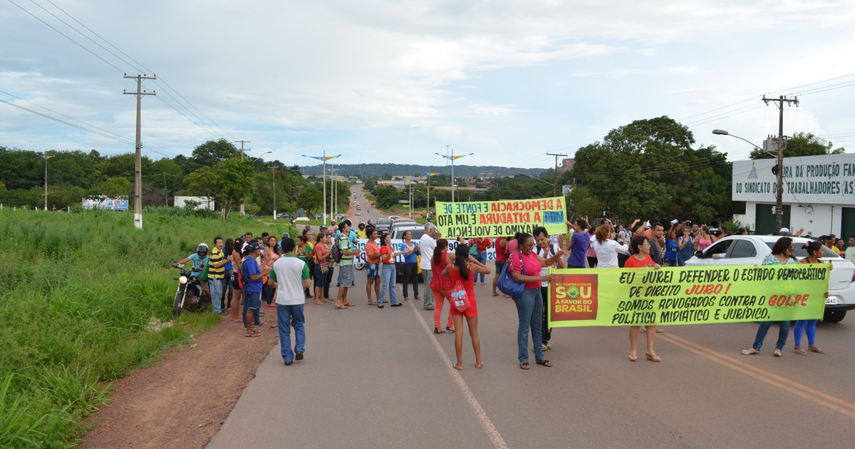 G Manifestantes Pr Dilma Interditam Rodovia Federal Br Em