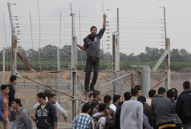 Palestinos protestam na fronteira de Gaza com Israel (Foto: AFP)