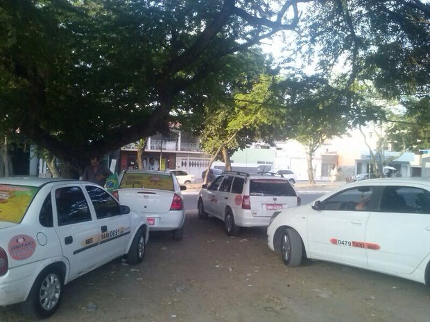 Taxistas têm sido alvo frequente de assaltantes enquanto circulam pelas ruas de Maceió. (Foto: Rivângela Gomes/G1)