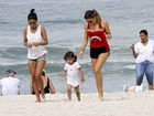 Grazi Massafera corre de shortinho e brinca com Sofia em praia no Rio