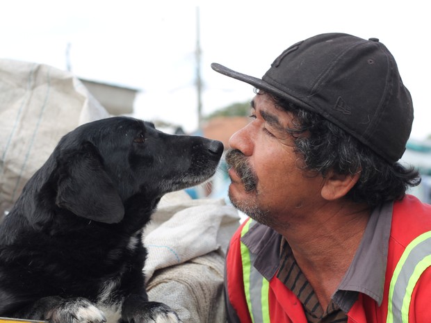Catador Francinaldo reencontrou o cão negão depois de mais de dois anos (Foto: Fábio França/G1)