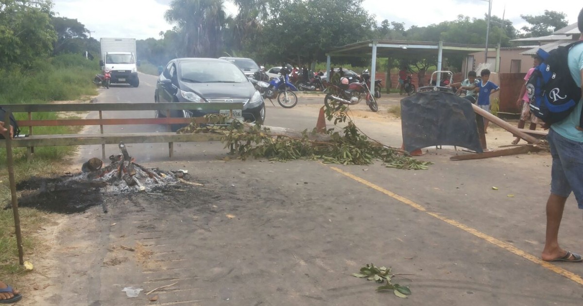 Moradores de comunidades fecham rodovia em Cruzeiro do Sul - Globo.com