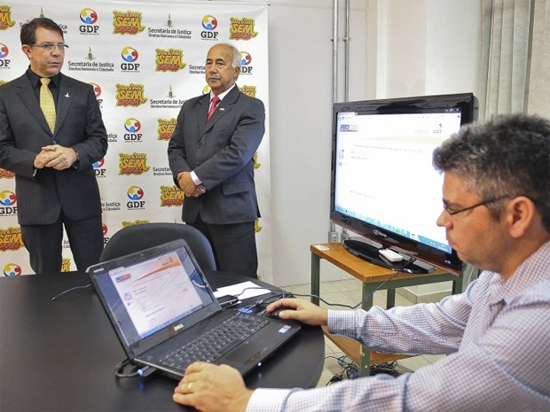 O secretário de Justiça do Distrito Federal, Alírio Neto, e o diretor geral do Procon-DF, Oswaldo Morais, participam do lançamento do primeiro Procon Digital do país (Foto: Elza Fiúza/ABr)