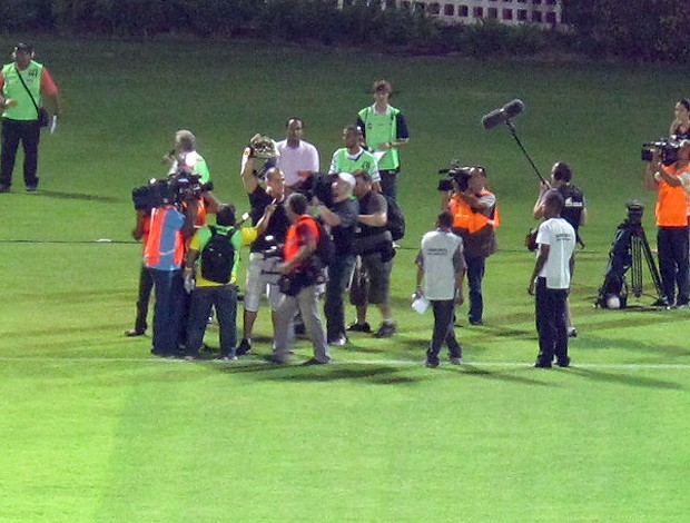 Júnior Cigano campo Barradão Vitória (Foto: André Casado / Globoesporte.com)