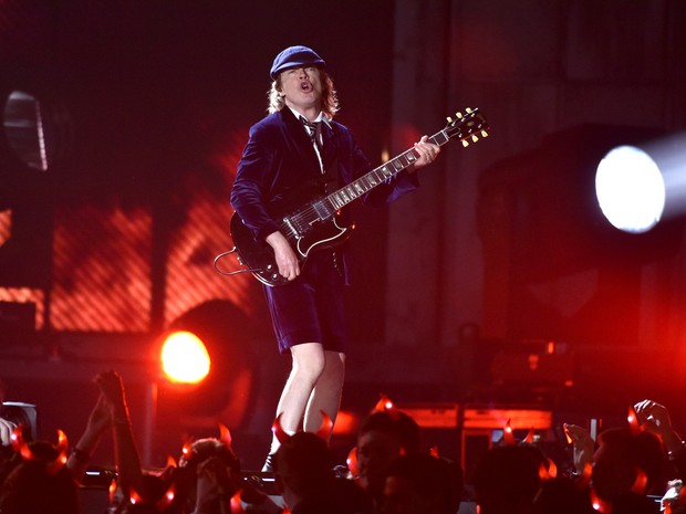 Angus Young, do AC/DC, no Grammy 2015 (Foto: John Sheare/AP)