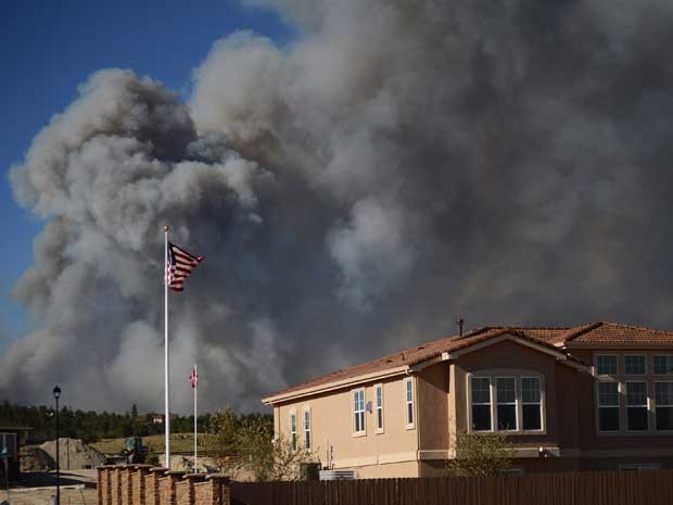 Incêndio destruiu várias casas e causou a retirada de milhares de pessoas (Foto: Bryan Oller/ AP)