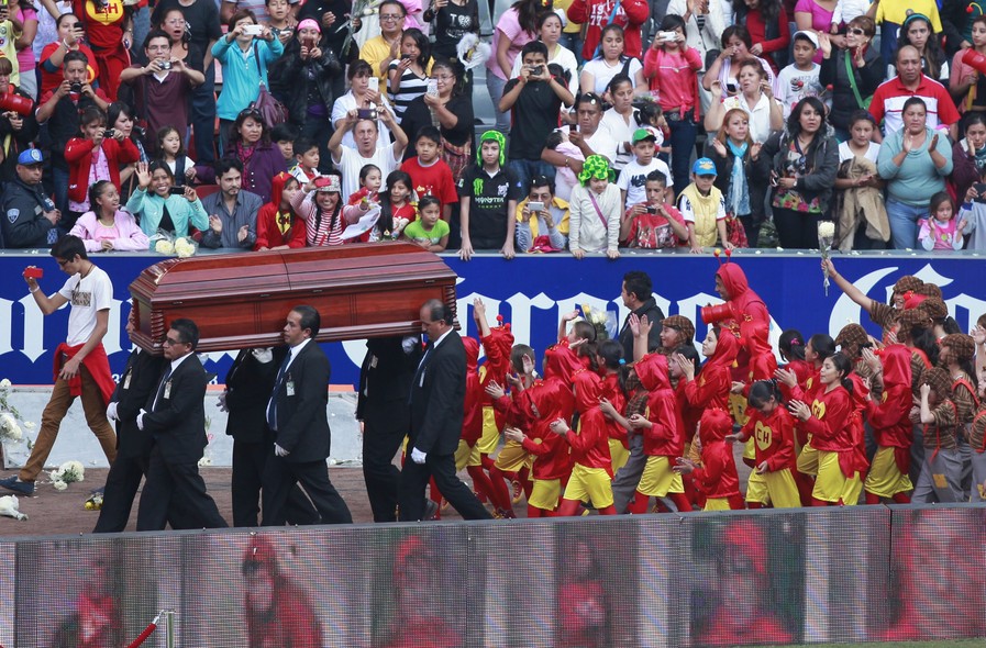 Multidão foi ao Estádio Azteca, na Cidade do México, acompanhar cortejo fúnebre de Roberto Bolaños, humorista criador das séries Chaves e Chapolin Colorado que faleceu na última sexta-feira (28)