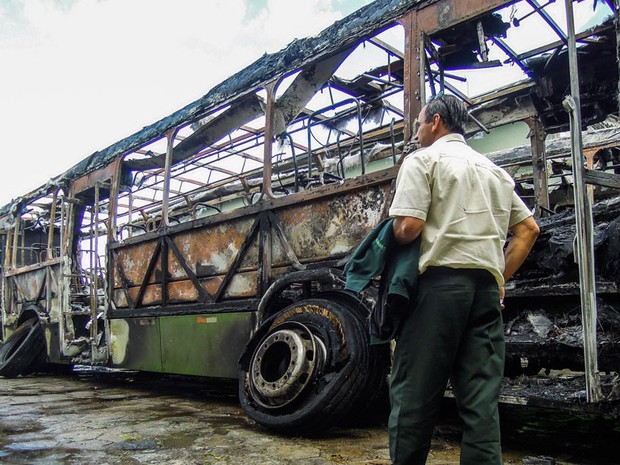 14 de novembro - ònibus incendiado por bandidos é visto no Bairro dos Ingleses, em Florianópolis. Este foi o segundo veículo da empresa Canasvieiras que ficou totalmente destruído. Ninguém se feriu (Foto: Cadu Rolim/Fotoarena/Estadão Conteúdo)