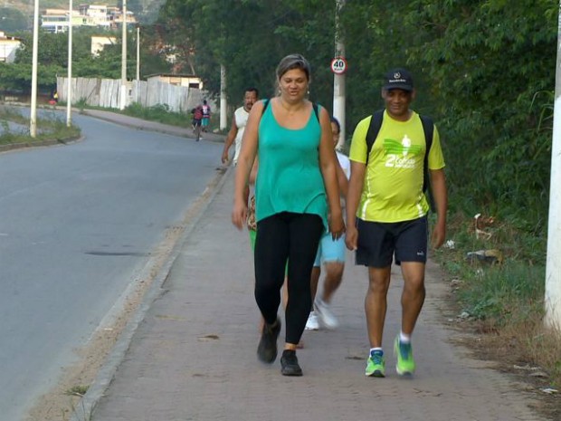 Amigos afirmaram que adquiriram qualidade de vida com o hábito da caminhada (Foto: Reprodução/ TV Gazeta)