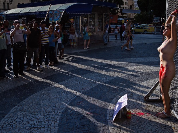 Ativista brasileira se acorrenta nua no centro do Rio de Janeiro para protestar contra o machismo. (Foto: Christophe Simon/AFP)