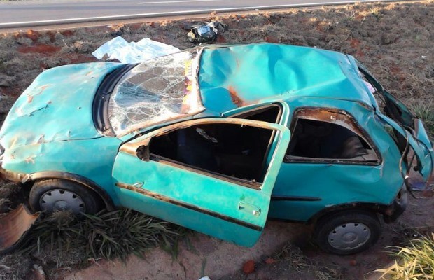 Carro fica destruído após acidente na BR-060, em Rio Verde, Goiás (Foto: Reprodução/ Polícia Rodoviária Federal)