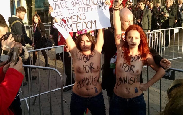 Ativistas protestam em Barcelona contra 'machismo' do Facebook (Foto: G1)