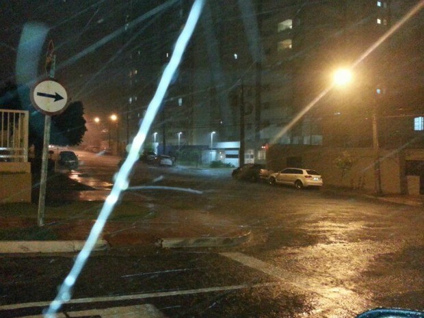 Chuva também é forte na região do bairro São Francisco (Foto: Camila Dib/ TV Morena)