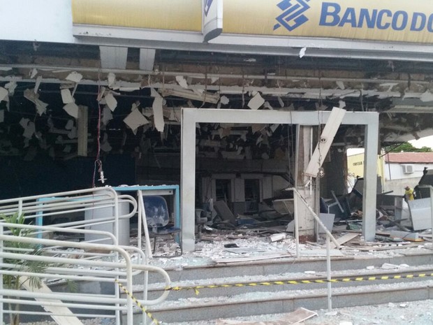 Agência bancária fica totalmente destruida após ação de criminosos  (Foto: Ivanilton Cavalcante/Folha do Bico)